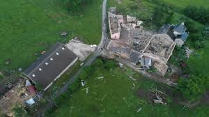 In wallonien richtete ein tornado in beauraing verwüstung und zerstörung an, verletzte 17 menschen und verursachte große schäden. Tornado Macht Bauernhof Platt Agrarheute Com