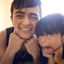 Hoy cumple años una personita muy especial. El menor de la family, el  querendón y el más lindo que le quedó a Má y Pá. Mi cantante y adorador  favorito. Ese que