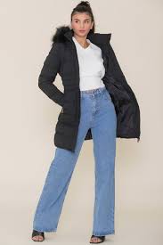 Doudoune longue noire avec capuche en fourrure synthétique beige amovible. Doudoune Mi Longue Noir Capuche Fourrure Cinelle Paris Mode Femme Tendance