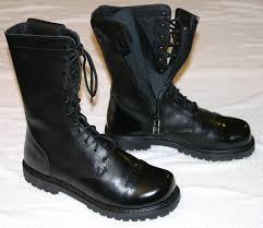 Kampfstiefel sind schwere stiefel aus leder, die zu den arbeitsschuhen und teilweise auch zu den sicherheitsschuhen gezählt werden. Springerstiefel Wikipedia