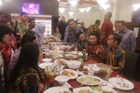 Usai berbuka puasa, jokowi dan para wartawan melaksanakan salat magrib berjamaah. Jokowi Bukber Dengan Wartawan Istana
