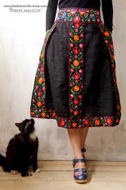 3 Batik Amarillis S Transylvanian Folkloric Skirt 3 With Mexican Floral Embroidery It S Such A Unique Fo Ropa Bordada Ropa Mexicana Vestidos Bordados