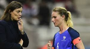 Le président de la fff, noël le graët, aurait tenté de recruter corinne diacre, la première femme à entraîner les choses vont aller vite pour olivier echouafni qui devra communiquer dimanche la liste pour le match amical. Corinne Diacre Et Amandine Henry Ne Se Quittent Plus