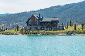 July 5th, 2021 view sales listing. Casa Moderna Cerca Del Agua En El Dia Brillante Foto De Stock Crushpixel