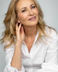 Mélanie Pilote fondatrice et designer de Mélanie Stones  @bijouxmelaniestones m'a approchée afin que je sois ambassadrice de ses  superbes créations. J'ai accepté car je trouve Mélanie très inspirante!  Laissez-moi vous raconter… Originaire