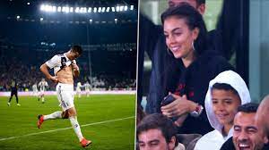 Dia terlihat duduk mengelilingi pohon natal bersama georgina dan keempat anaknya, cristiano jr, alana, eva dan mateo. The Day Cristiano Ronaldo Impressed Georgina Rodriguez And Cristiano Ronaldo Junior Youtube