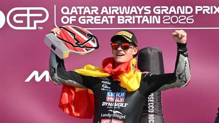 El infatigable piloto de Argamasilla de Calatrava David Almansa se lleva  una espectacular carrera de Moto3 en Silverstone