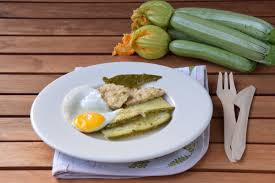 Se, da un lato, la triade per eccellenza è composta dalle zucchine, l'uovo, in camicia o fritto, e la milanese di vitello, non mancano, soprattutto nelle zone dei laghi, varianti a base di pesce, tra cui ingredienti principali si contano le tinche, le carpe, il coregone, le anguille e, a. Uova Pollo E Zucchine In Carpione Per L Italia Nel Piatto
