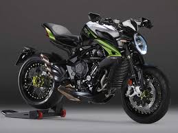 With a design inspired by the world of superbike, dragster is equipped with a high performance led front light (80,000 lumens) and dynamic flow direction indicators. 2020 Mv Agusta Dragster 800 Rr Cycle World