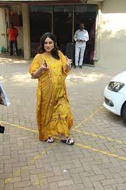 Kareena kapoor khan and kartik aaryan walked the ramp for popular designer manish malhotra in singapore. Heavily Pregnant Kareena Kapoor Khan Spotted In The City In Mustard Yellow Kaftan