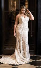 This style of dress can easily be confused while all three dresses fit tighter on top and flare at the bottom, the difference between them can be noticed at the point of the hip at which they begin to flare. Justin Alexander 8920 Wedding Dress New Size 16 799