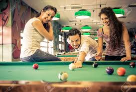 Todos nuestros juegos funcionan en el navegador y se pueden jugar al instante, sin descargas ni instalaciones. Amigos Que Se Divierten En La Sala De Juegos Electronicos Piscina Tres Amigos Que Juegan Juntos Fotos Retratos Imagenes Y Fotografia De Archivo Libres De Derecho Image 46932209