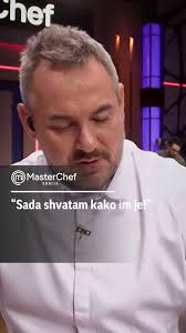 Ekipa iz crvenog tima je kuvala zajedno sa sudijom Filipom. Sada kada je  imao priliku da priprema jela pod pritiskom, Filip Ćirić je shvato da nije  lako biti u koži takmičara. 🤭