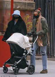 Gigi hadid gave fans a glimpse into her date days with zayn malik and daughter khai. Newsco Gigi Hadid Takes Her Baby Daughter For A Stroll Before Supporting Zayn Malik S New Album Australiannewsreview