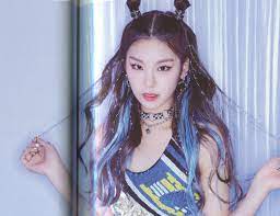Itzy icy mv but it s just when yeji gets a solo or focus screen. Yeji Pics On Twitter Hair Flip Hair Inspiration Beauty
