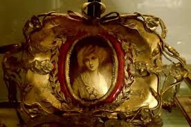 تواصل السلطات المصرية تحقيقاتها المكثفة لفك لغز «كنز شقة الزمالك» (وسط القاهرة)، الذي عثرت عليه الأجهزة الأمنية بالصدفة خلال الأيام. V5kcccb2l4dnbm