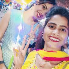 এই যে দুজন যার সাথে সময় কাটানোর সময় মনে হয় জীবনে যেন আর দুঃখ কষ্ট বলে  কিছু নেই শুধু হাসি 🤩🤗🤗😘