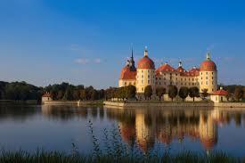Balkongen hvor stemoren og dora har oversikten over godset. Schloss Moritzburg Wikipedia