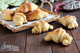 Spennellare con un uovo o con un pò di latte. Cornetti Brioches