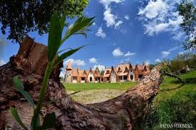 Judeţul sibiu va avea unul dintre cele mai frumoase complexe turistice, un castel construit din lut desprins din poveştile fraţilor grimm. Castelul De Lut Valea Zanelor Destinatie De Basm Pentru Copii Si Adulti