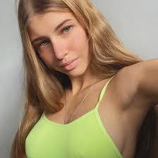 Daniela Nunes's Instagram, Twitter & Facebook