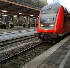 Die fahrzeit mit dem zug von dortmund nach bremen beträgt durchschnittlich 1 h 51 min für die 196 km. Alptraum Fur Familie Fremder Mann Springt Mit Kind Vor Zug Welt