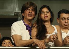 In the photo, we see sanjay's daughter shanaya kapoor and suhana khan at a party. Shah Rukh Khan Cheers For Kkr With Daughter Suhana At Eden Gardens See Pics Cricket News India Tv