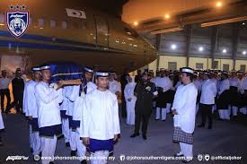 Almarhumah disemadikan sebaris dengan makam bondanya, che puan hajjah fatima abdul hamid. Jenazah Bonda Sultan Johor Dimakam Hari Ini Semasa Mstar