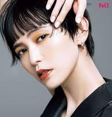 ヘアメイクpaku chanさんに聞いた秋のメイクプラン 渋みグリーンで ちょびっとボーイッシュ 秋メイク メイク カラーメイク