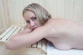 Schöne Natürliche Blondine Liegt Auf Einem Regal In Der Sauna. Nackt.  Lizenzfreie Fotos, Bilder und Stock Fotografie. Image 137479578.