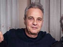 La cara 'B' de David Summers, vocalista de Hombres G: "un juergas" de 57  años divorciado y padre de mellizos