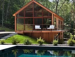 1 Jolie Maison En Verre Et Bois Dans Le Foret Avec Piscine D Exterieur Et Pelouse Verte Plansdemaisonatypique House On Stilts Pretty House House