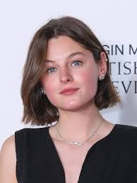 Emma Corrin (Elizabeth), Jack Lowden (Sr. Darcy) y Olivia Colman (Sra. Bennet) protagonizarán una nueva adaptación televisiva de Orgullo y Prejuicio para Netflix. 📺