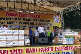 3.1 #1 mempelai pria hadir bersama keluarga. Wali Kota Tangerang Rancang Festival Buruh Untuk Pekerja Dan Keluarga Antara News