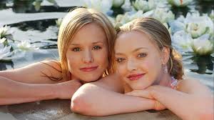 Amanda Seyfried and Kristen Bell, models, flowers, blonde, bonito, pool,  actresses, HD wallpaper