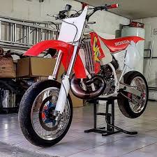 Sunday Funday A Next Level Super Moto 1993 Honda Cr500 Supermotard Motointhestreets Honda Honda Bikes Honda Dirt Bike Honda Cr