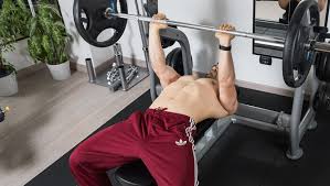 Come accennato in precedenza e per non andare contro la sua filosofia di allenamento, lazar è creato questo workout (sotto forma di challenge) per allenare i pettorali a casa sfruttando solo delle classiche parallele da palestra. Come Sviluppare I Pettorali Quando Sono Carenti