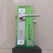 Dilengkapi dengan engsel yang simpel, rumah dengan pintu ini akan terdapat pula beberapa model pintu minimalis yang terbuat dari aluminimum dan juga memiliki banyak keunggulan yaitu Jual Produk Handle Pintu Rumah Minimalis Termurah Dan Terlengkap Agustus 2021 Bukalapak