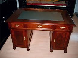 Restaurierter schreibtisch mit zopfsäulen epoche : Lackierung Restaurierung De Lackierung Restaurierung De