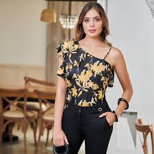 Dominio - Print Floral y cortes asimétricos. Un mix & match de tendencias. #VisteDMN #UnLujoQueTePuedesDar #MujerDeExito #Style 📲 https://wa.me/573234686090 Envíos a todo el país | Facebook
