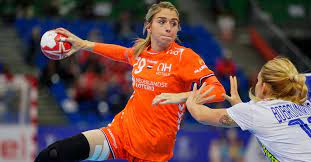 Estavana polman (28) kan vanavond weer lekker in haar eigen bed slapen. Handball Player Estavana Polman Misses The Olympic Games Due To Knee Surgery Pledge Times