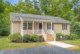 On average, there are 40 lake homes for sale o Kpbm2v27ohq6jm