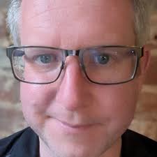 Tôi nói "tôi, không phải " ,hay "cũng không phải tôi", tôi sinh ra ở Uk.  "Cả hai" không có nghĩa là giống nhau. Người khiến tôi khó chịu là "Tôi có