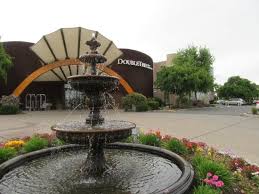 Fountain In Front Of The Main Entrance Ample Parking Picture Of Doubletree By Hilton Hotel Spa Napa Valley American Canyon Tripadvisor