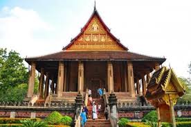 Công - Chùa Phra Keo là ngôi chùa cổ kính nhất và quan trọng nhất của Lào,  chỉ đứng sau Pha That Luang. Chùa được vua Setthathirat xây dựng vào năm  1565
