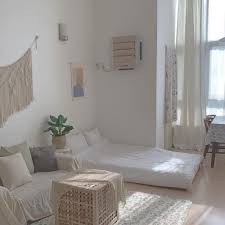 8 desain kamar tidur sederhana keren untuk ruangan sempit via dekoruma.com. 10 Ide Menata Kasur Tanpa Dipan Yang Tetap Rapi Dan Nyaman