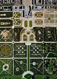 The gardens of versailles are famous for their spectacular musical fountain shows and evening fireworks displays, held throughout the summer months. Die Garten Von Versailles Von Oben Betrachtet Versailles Parks Romantische Garten