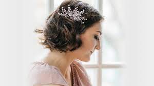Wedding hairstyles for short hair are best kept simple with a gentle wave or an accent on texture. 33 Wedding Hairstyles For Short Hair L Oreal Paris