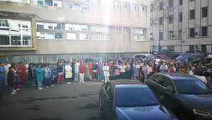 In cluj, intrand de pe strada motilor la nr. Video Ce InseamnÄƒ Solidaritatea De BreaslÄƒ Medicii Din Institutul Inimii Cluj Au IeÈ™it Din SÄƒlile De OperaÈ›ii Ca SÄƒ Se AlÄƒture Protestului AsistenÈ›ilor È™i Infirmierilor È™tirimed È™tiri Medicale