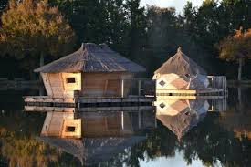 Location Maison Flottante Village Flottant De Pressac Pressac Poitou Charentes France Les Cabanes Sur L Eau Du Village Maison Flottante Cabane Flottant